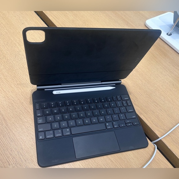 Apple Magic Keyboard for 11" iPad Pro, iPad Air 11" 4th/5th Gen. - Picture 4 of 6